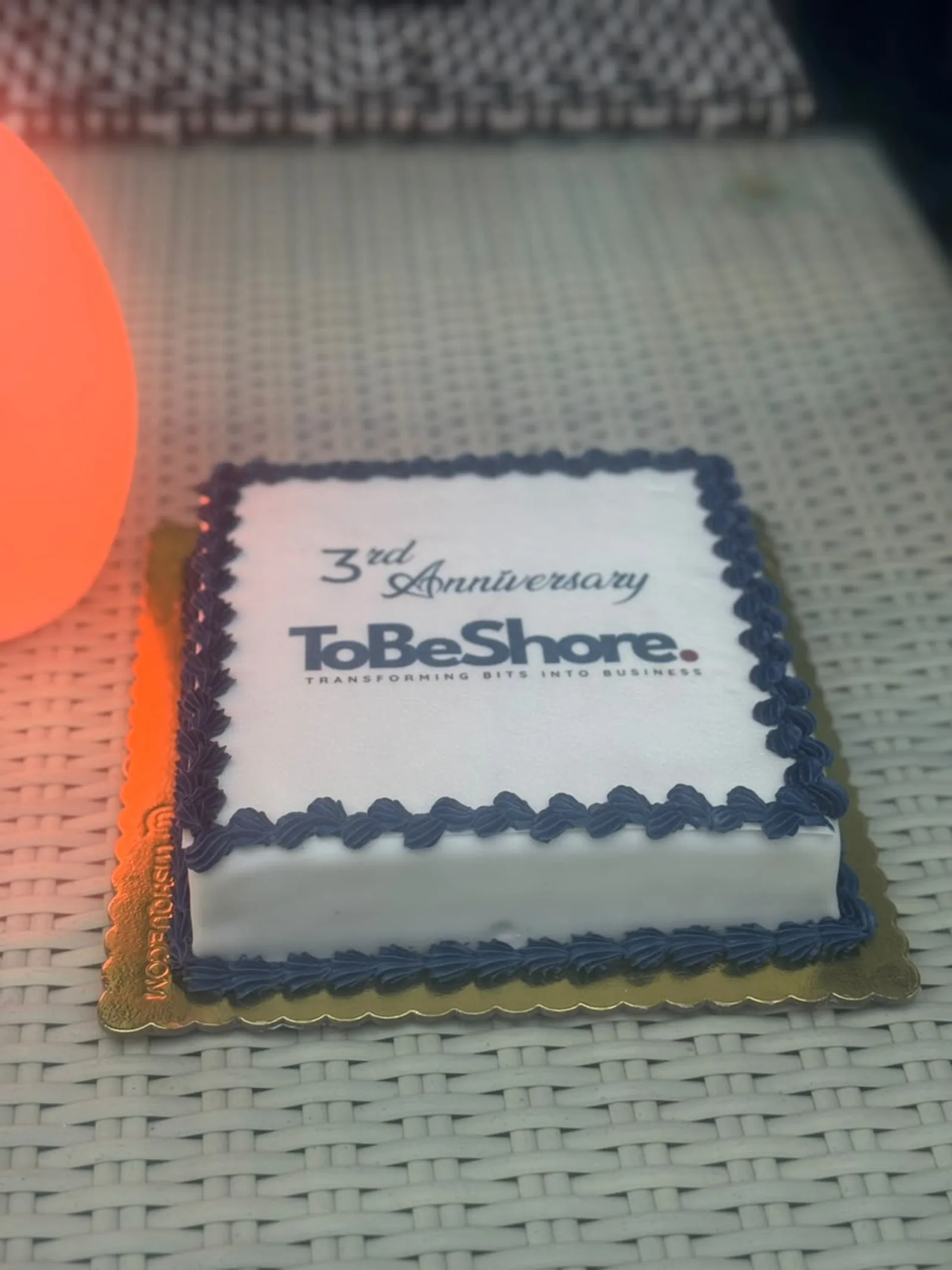 Jubileumstårta med ToBeShores logotyp och texten 3rd Anniversary