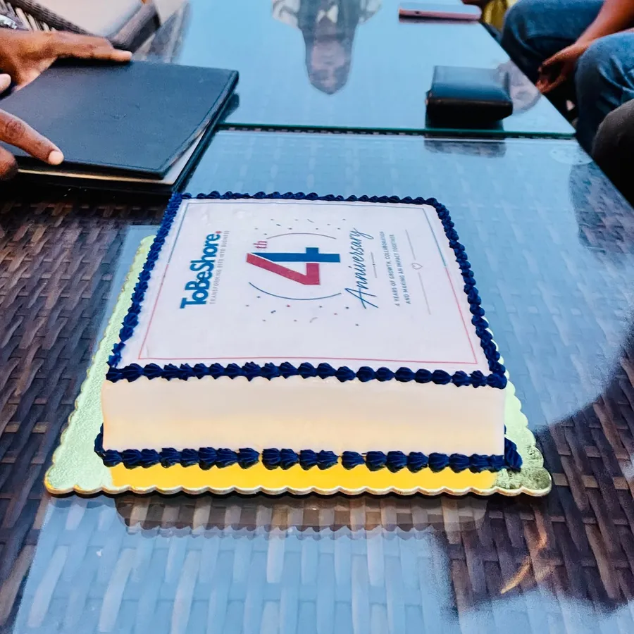Jubileumstårta med ToBeShores logotyp och texten 4th Anniversary