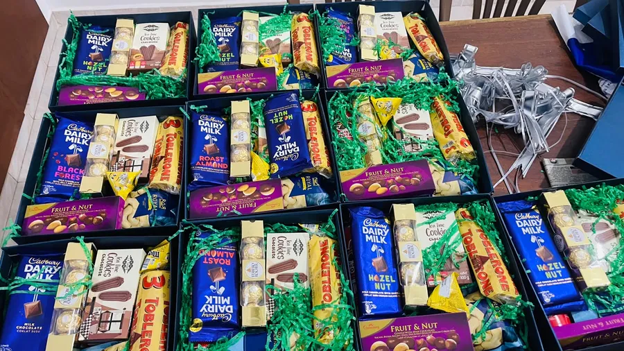 Julklappslådor med choklad till teamet